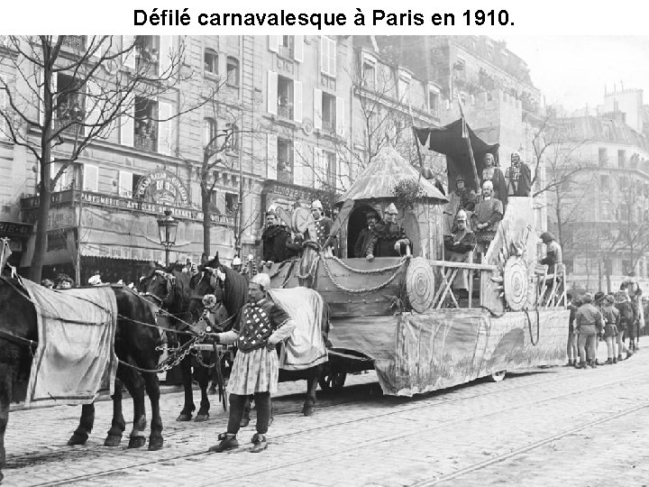 Défilé carnavalesque à Paris en 1910. 