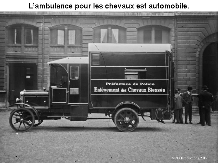 L’ambulance pour les chevaux est automobile. 5 KNA Productions 2019 