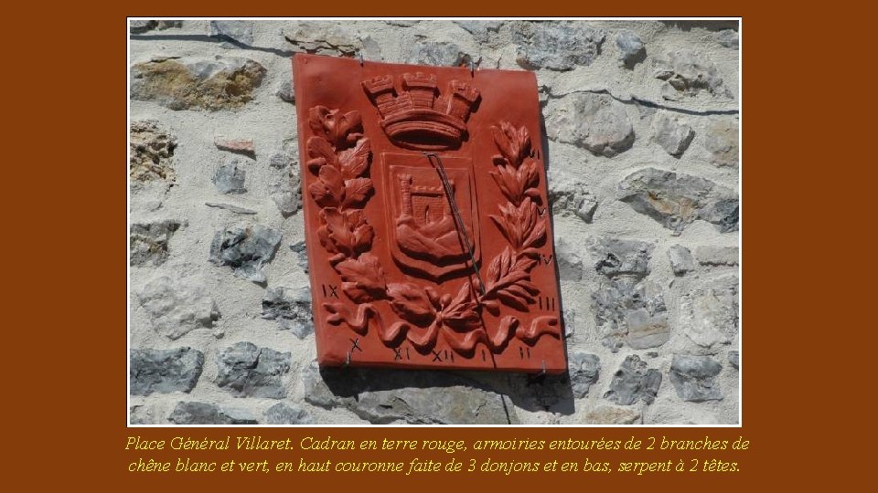 Place Général Villaret. Cadran en terre rouge, armoiries entourées de 2 branches de chêne