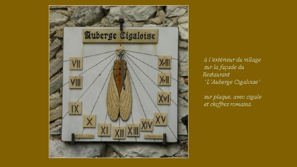 à l’extérieur du village sur la façade du Restaurant ‘L’Auberge Cigaloise’ sur plaque, avec