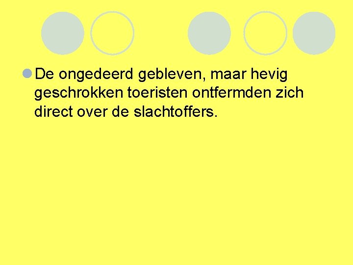 l De ongedeerd gebleven, maar hevig geschrokken toeristen ontfermden zich direct over de slachtoffers.