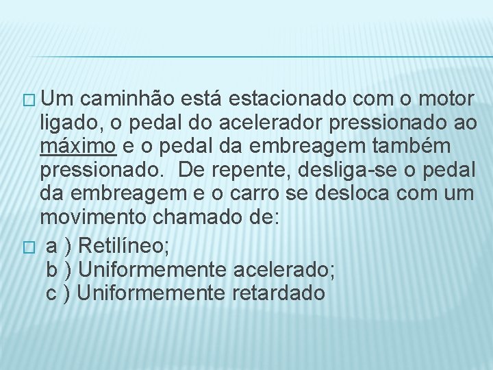 � Um caminhão está estacionado com o motor ligado, o pedal do acelerador pressionado