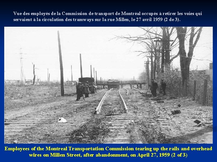 Vue des employés de la Commission de transport de Montréal occupés à retirer les