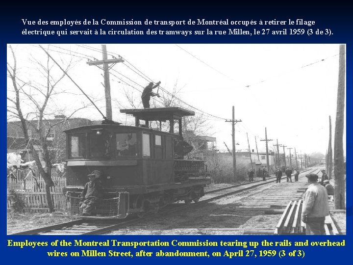 Vue des employés de la Commission de transport de Montréal occupés à retirer le