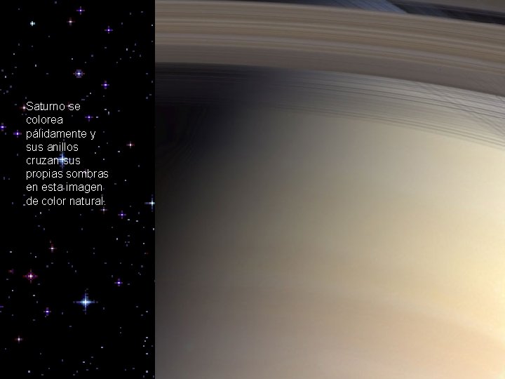 Saturno se colorea pálidamente y sus anillos cruzan sus propias sombras en esta imagen