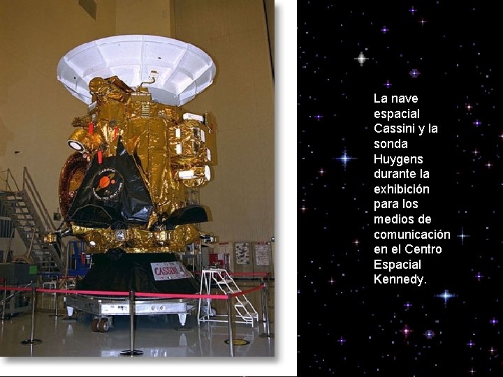 La nave espacial Cassini y la sonda Huygens durante la exhibición para los medios