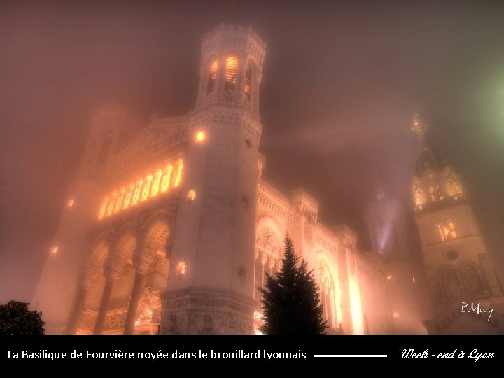 La Basilique de Fourvière noyée dans le brouillard lyonnais Week - end à Lyon