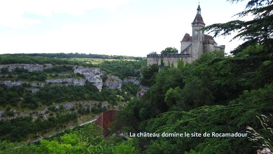 La château domine le site de Rocamadour. 