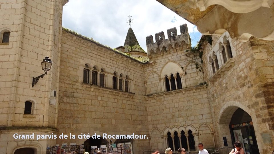 Grand parvis de la cité de Rocamadour. 