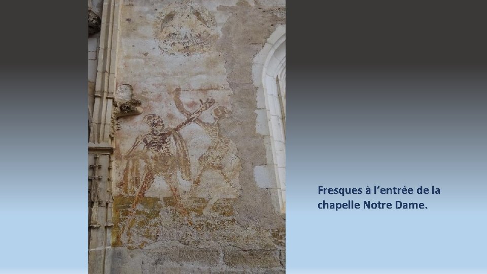 Fresques à l’entrée de la chapelle Notre Dame. 