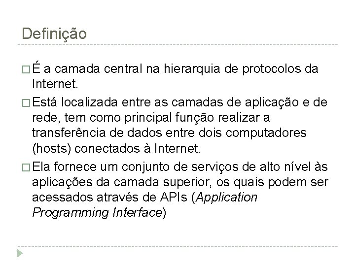 Definição �É a camada central na hierarquia de protocolos da Internet. � Está localizada