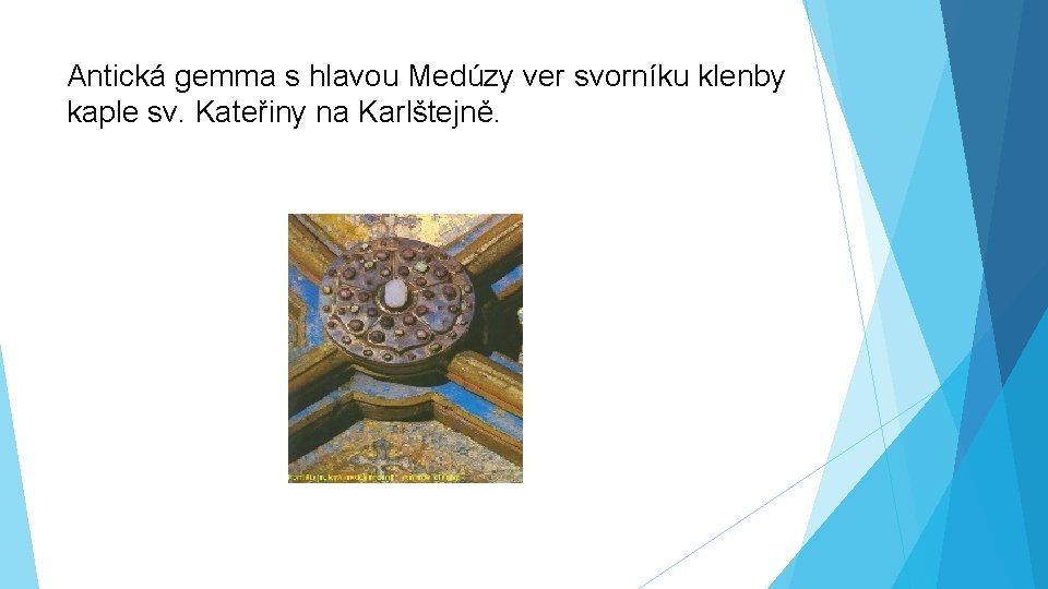 Antická gemma s hlavou Medúzy ver svorníku klenby kaple sv. Kateřiny na Karlštejně. 
