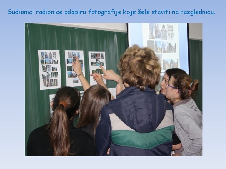 Sudionici radionice odabiru fotografije koje žele staviti na razglednicu. 