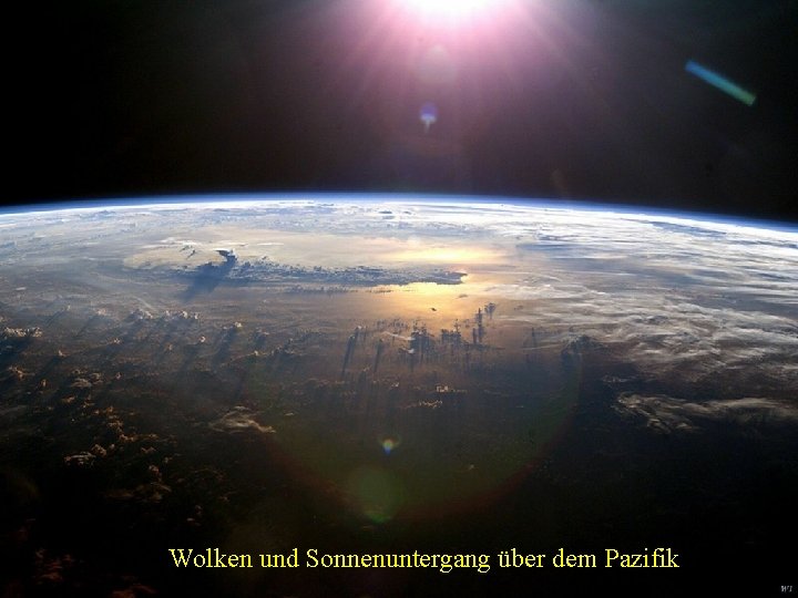 Wolken und Sonnenuntergang über dem Pazifik 