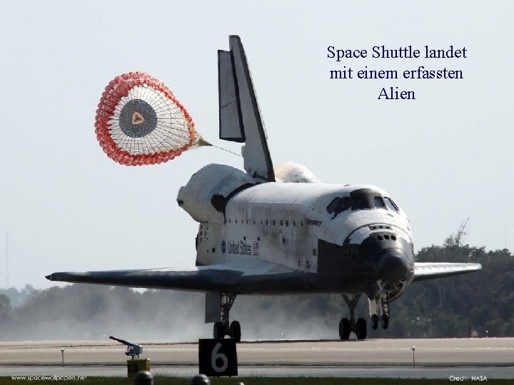 Space Shuttle landet mit einem erfassten Alien 