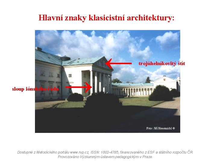 Hlavní znaky klasicistní architektury: sloup iónského řádu → ← trojúhelníkovitý štít Foto: Jiří Honomichl