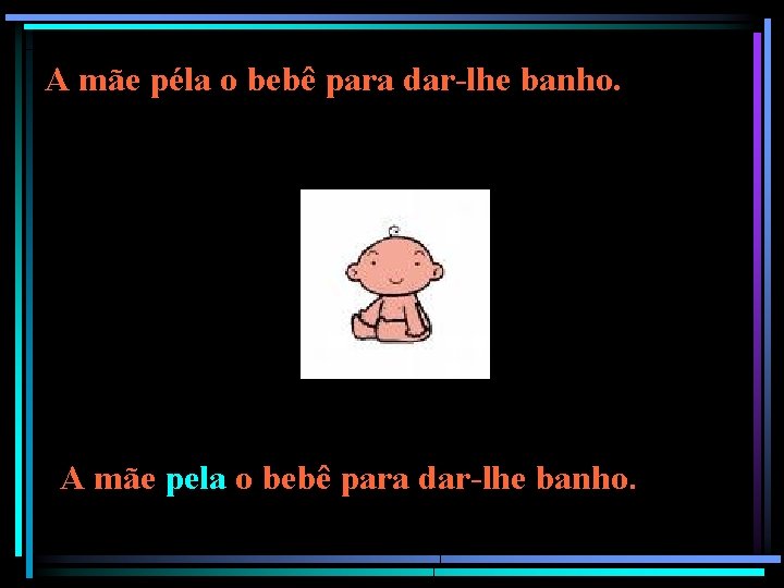 A mãe péla o bebê para dar-lhe banho. . A mãe pela o bebê