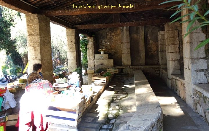 Le vieux lavoir qui sert pour le marché 