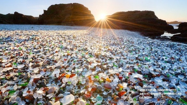 Une plage de bouts de verre polis et renvoyés par l’océan, en Californie. 