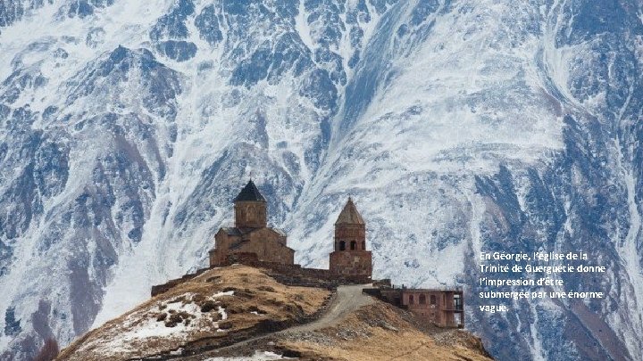 En Géorgie, l’église de la Trinité de Guerguétie donne l’impression d’être submergée par une