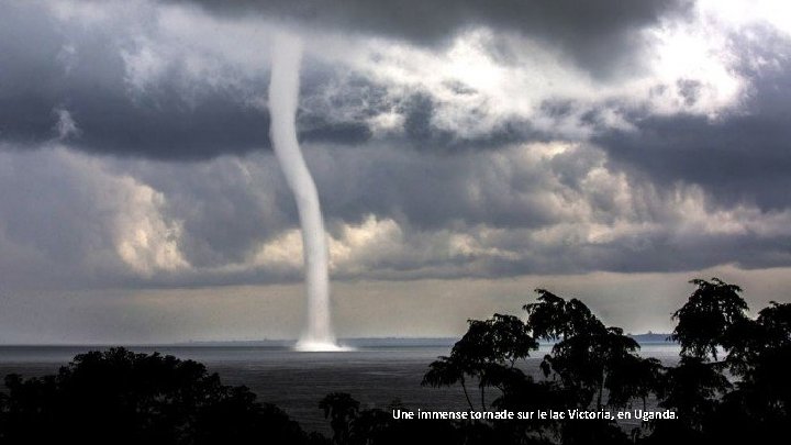 Une immense tornade sur le lac Victoria, en Uganda. 