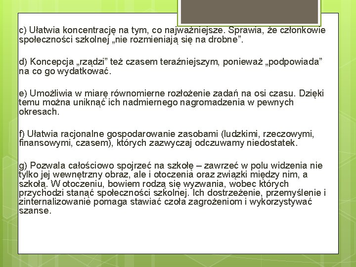 c) Ułatwia koncentrację na tym, co najważniejsze. Sprawia, że członkowie społeczności szkolnej „nie rozmieniają