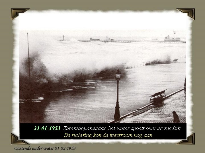 31 -01 -1953 Zaterdagnamiddag het water spoelt over de zeedijk De riolering kon de