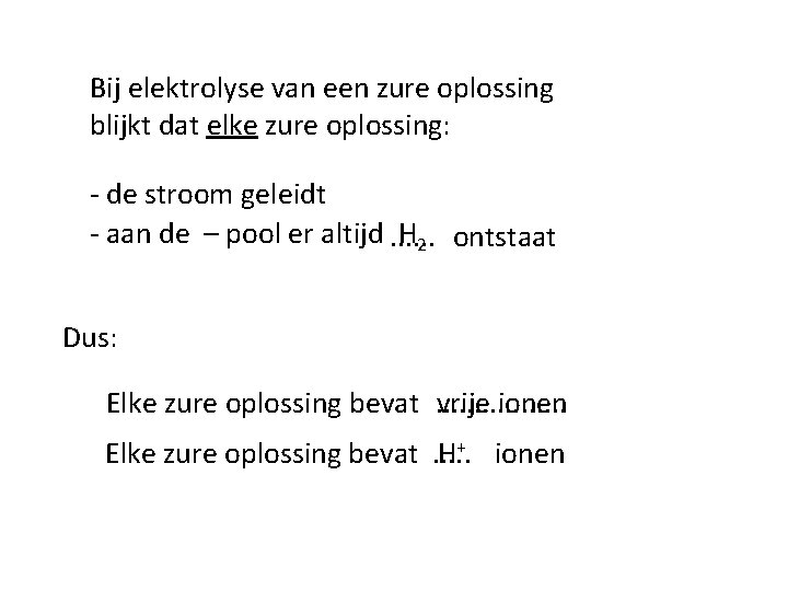 Bij elektrolyse van een zure oplossing blijkt dat elke zure oplossing: - de stroom