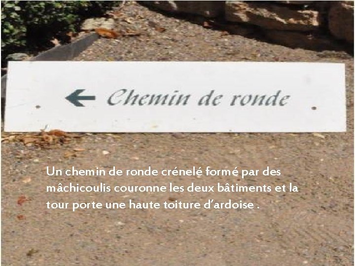 Un chemin de ronde crénelé formé par des mâchicoulis couronne les deux bâtiments et