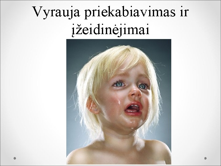 Vyrauja priekabiavimas ir įžeidinėjimai 