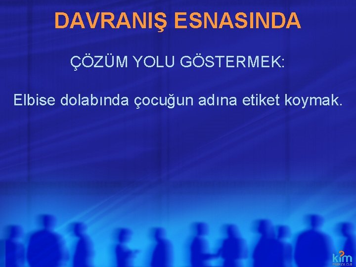 DAVRANIŞ ESNASINDA ÇÖZÜM YOLU GÖSTERMEK: Elbise dolabında çocuğun adına etiket koymak. 