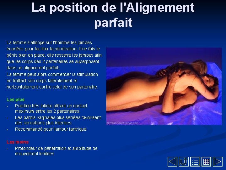 La position de l'Alignement parfait La femme s'allonge sur l'homme les jambes écartées pour