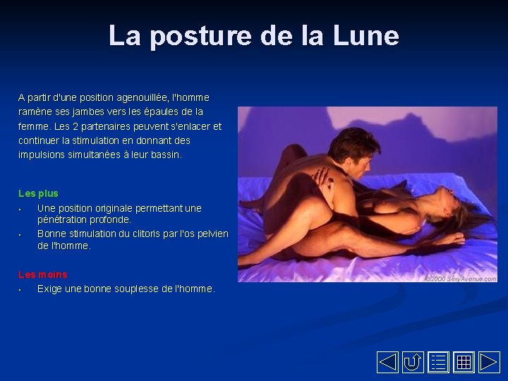 La posture de la Lune A partir d'une position agenouillée, l'homme ramène ses jambes