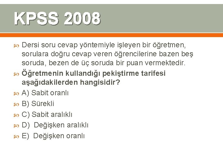 KPSS 2008 Dersi soru cevap yöntemiyle işleyen bir öğretmen, sorulara doğru cevap veren öğrencilerine