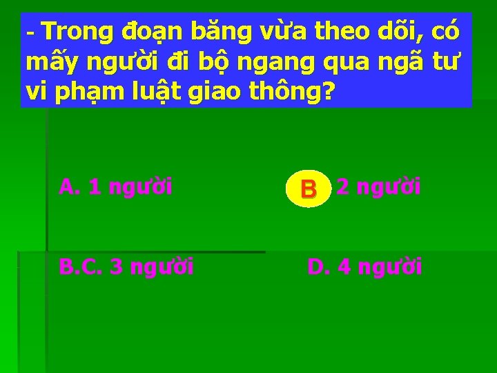  Trong đoạn băng vừa theo dõi, có mấy người đi bộ ngang qua