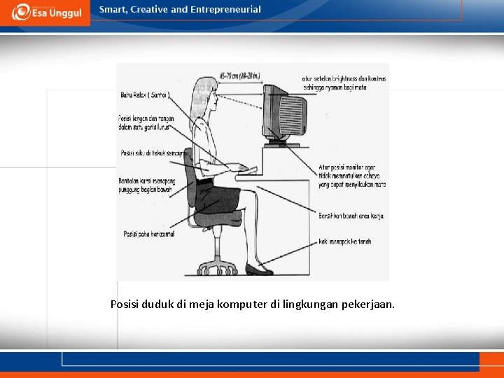 Posisi duduk di meja komputer di lingkungan pekerjaan. 