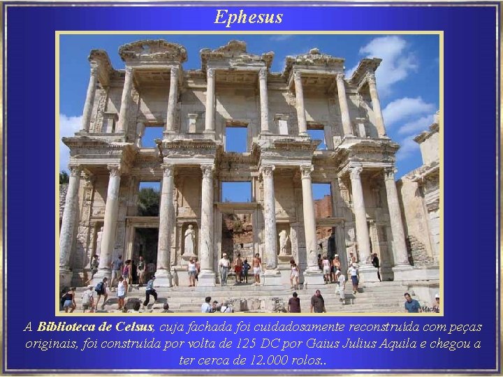 Ephesus A Biblioteca de Celsus, cuja fachada foi cuidadosamente reconstruída com peças originais, foi