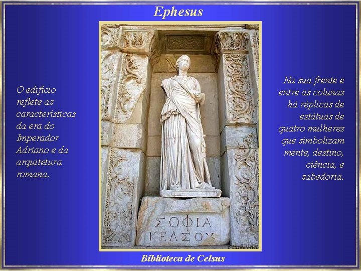 Ephesus Na sua frente e entre as colunas há réplicas de estátuas de quatro