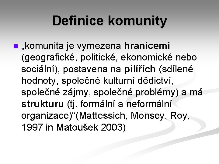 Definice komunity n „komunita je vymezena hranicemi (geografické, politické, ekonomické nebo sociální), postavena na