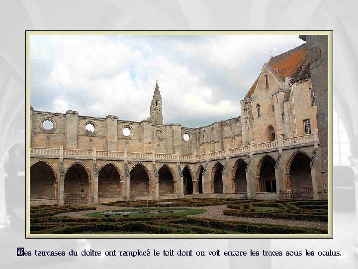 Les terrasses du cloître ont remplacé le toit dont on voit encore les traces