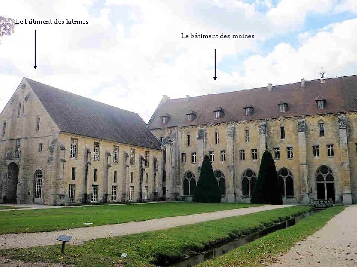 Le bâtiment des latrines Le bâtiment des moines 