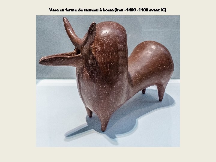 Vase en forme de taureau à bosse (Iran -1400 -1100 avant JC) 