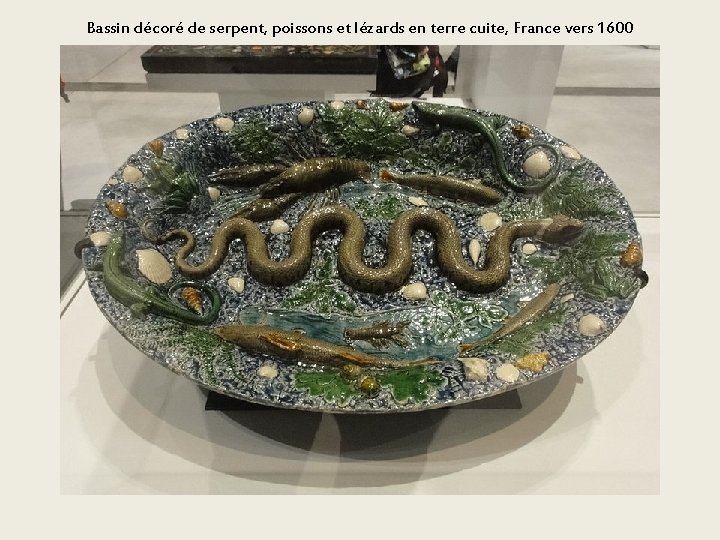 Bassin décoré de serpent, poissons et lézards en terre cuite, France vers 1600 