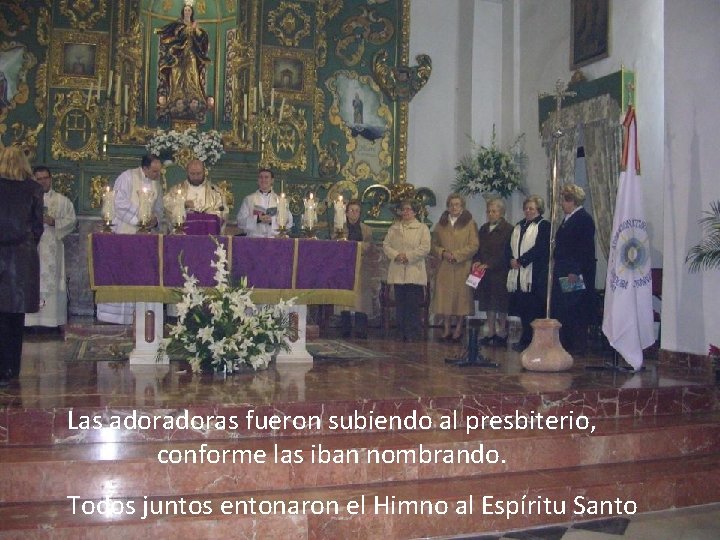 Las adoras fueron subiendo al presbiterio, conforme las iban nombrando. Todos juntos entonaron el