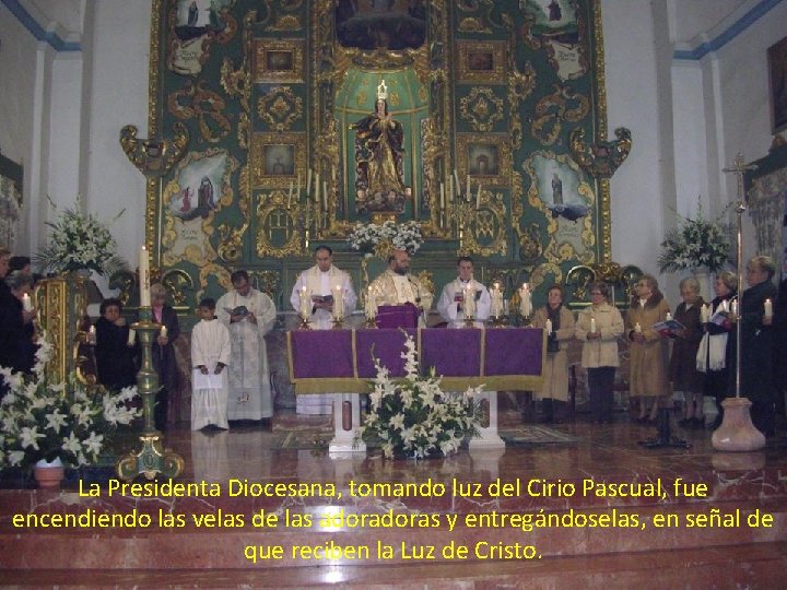 La Presidenta Diocesana, tomando luz del Cirio Pascual, fue encendiendo las velas de las