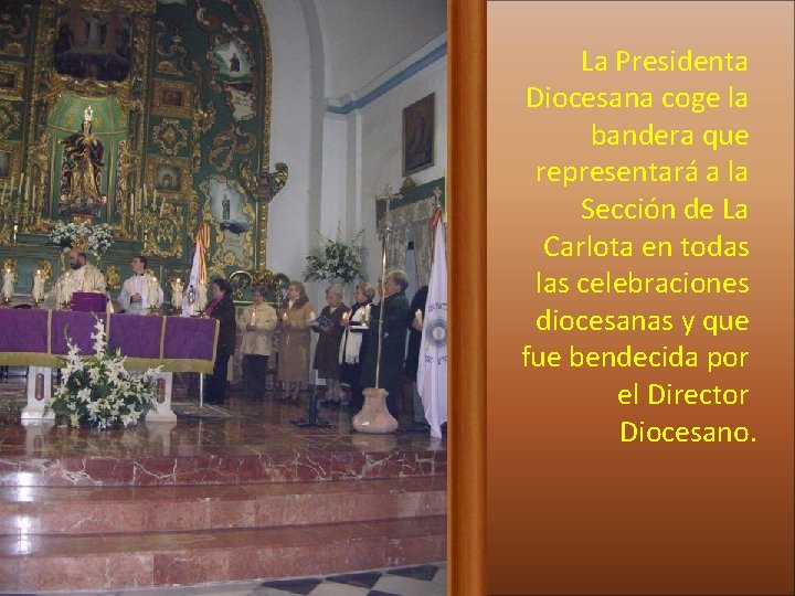 La Presidenta Diocesana coge la bandera que representará a la Sección de La Carlota