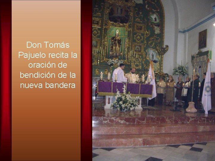 Don Tomás Pajuelo recita la oración de bendición de la nueva bandera 