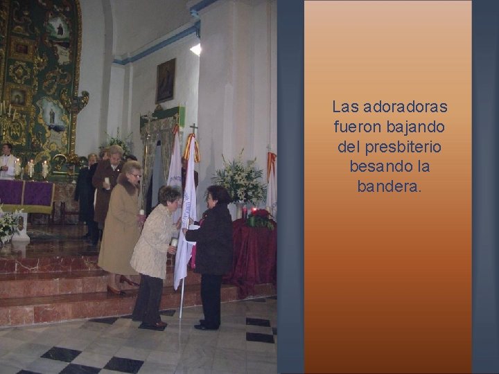 Las adoras fueron bajando del presbiterio besando la bandera. 