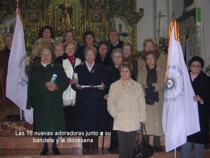 Las 16 nuevas adoras junto a su bandera y la diocesana 