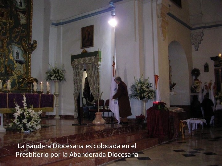 La Bandera Diocesana es colocada en el Presbiterio por la Abanderada Diocesana 